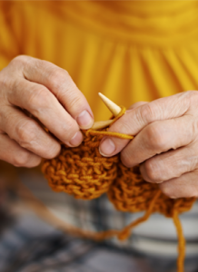 Combiner créativité et adresse lors d’ateliers manuels : tricot, cuisine, modelage, jardinage…