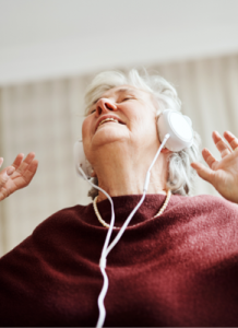 participer à des activités musicales, rire, chanter et danser